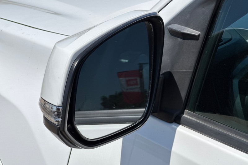 Toyota Tacoma 2WD Vehicle Full-screen Gallery Image 50