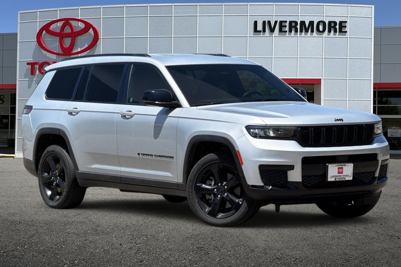 Jeep Grand Cherokee L Vehicle Full-screen Gallery Image 02
