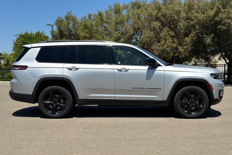 Jeep Grand Cherokee L Vehicle Full-screen Gallery Image 03