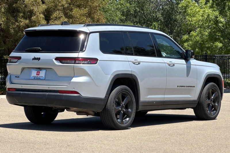 Jeep Grand Cherokee L Vehicle Full-screen Gallery Image 04