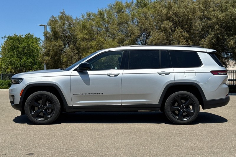 Jeep Grand Cherokee L Vehicle Full-screen Gallery Image 07