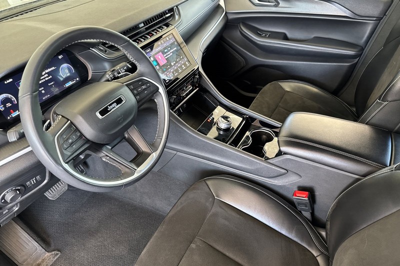 Jeep Grand Cherokee L Vehicle Full-screen Gallery Image 10
