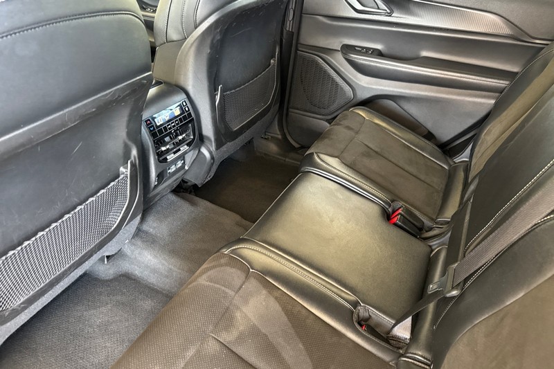 Jeep Grand Cherokee L Vehicle Full-screen Gallery Image 14