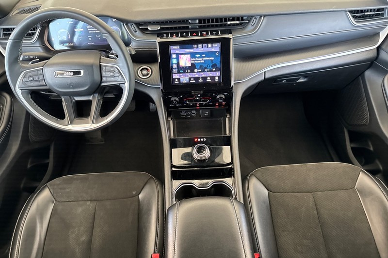 Jeep Grand Cherokee L Vehicle Full-screen Gallery Image 15