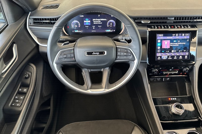 Jeep Grand Cherokee L Vehicle Full-screen Gallery Image 16