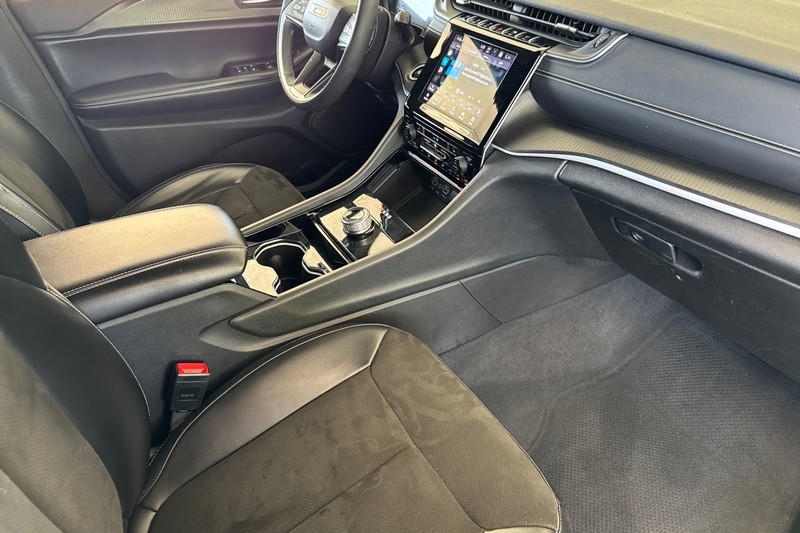 Jeep Grand Cherokee L Vehicle Full-screen Gallery Image 19