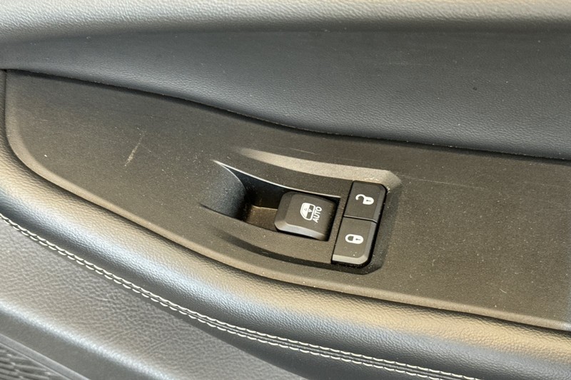 Jeep Grand Cherokee L Vehicle Full-screen Gallery Image 22