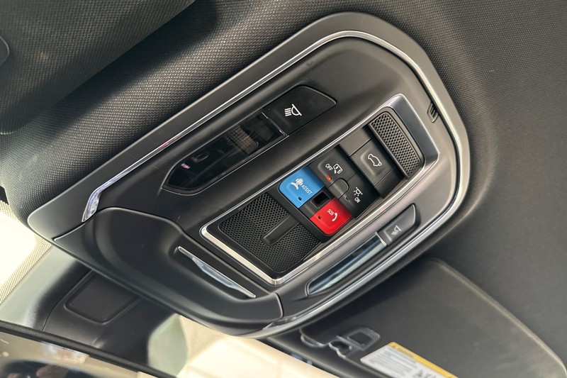 Jeep Grand Cherokee L Vehicle Full-screen Gallery Image 24