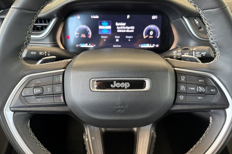 Jeep Grand Cherokee L Vehicle Full-screen Gallery Image 35