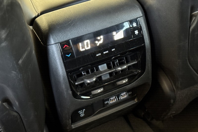 Jeep Grand Cherokee L Vehicle Full-screen Gallery Image 41