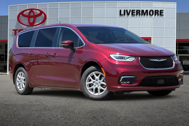 Chrysler Pacifica Vehicle Full-screen Gallery Image 02