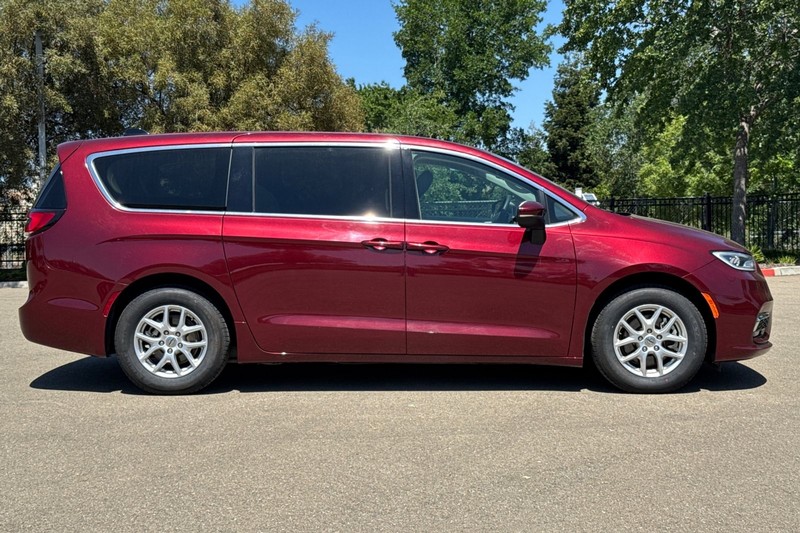 Chrysler Pacifica Vehicle Full-screen Gallery Image 03