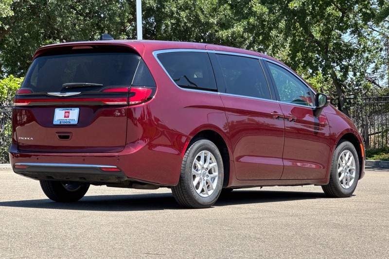 Chrysler Pacifica Vehicle Full-screen Gallery Image 04