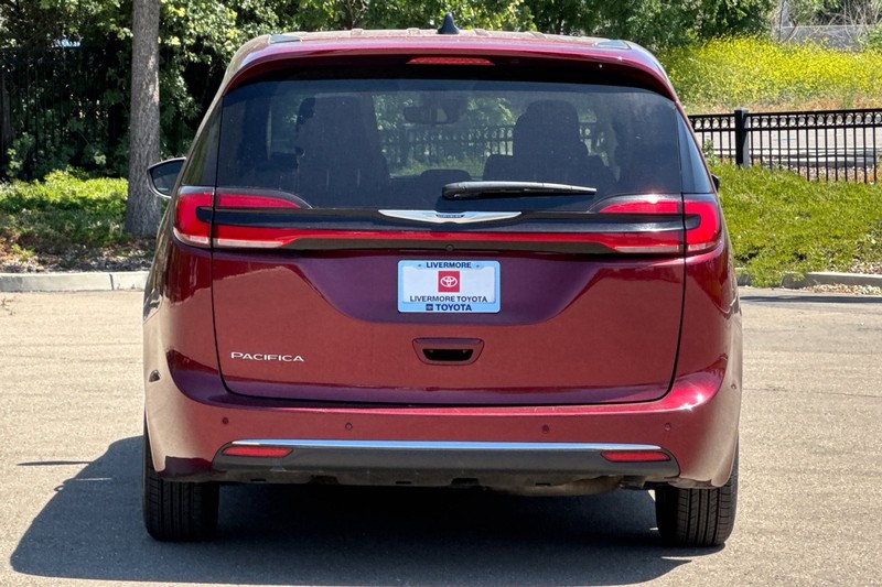 Chrysler Pacifica Vehicle Full-screen Gallery Image 05