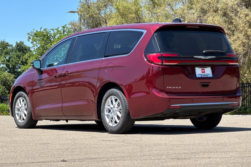 Chrysler Pacifica Vehicle Full-screen Gallery Image 06