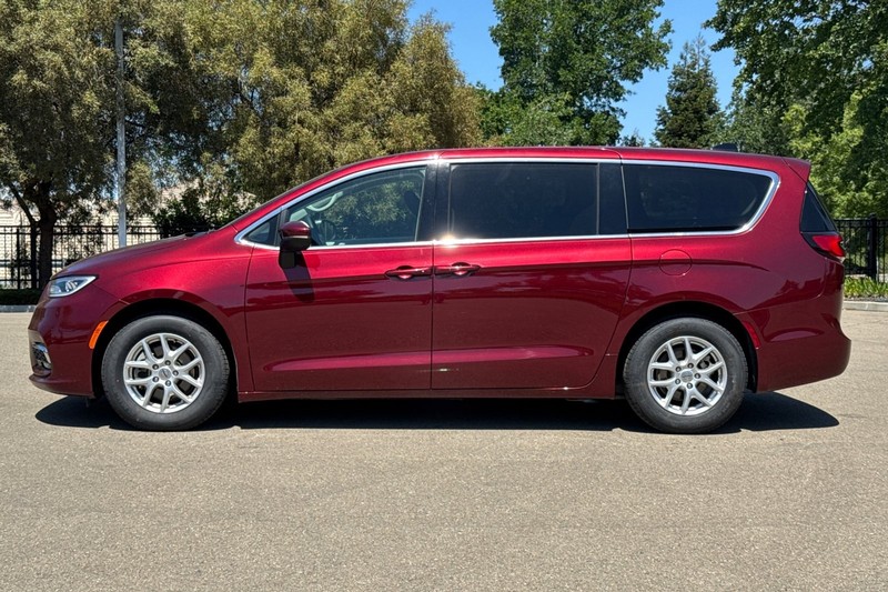 Chrysler Pacifica Vehicle Full-screen Gallery Image 07