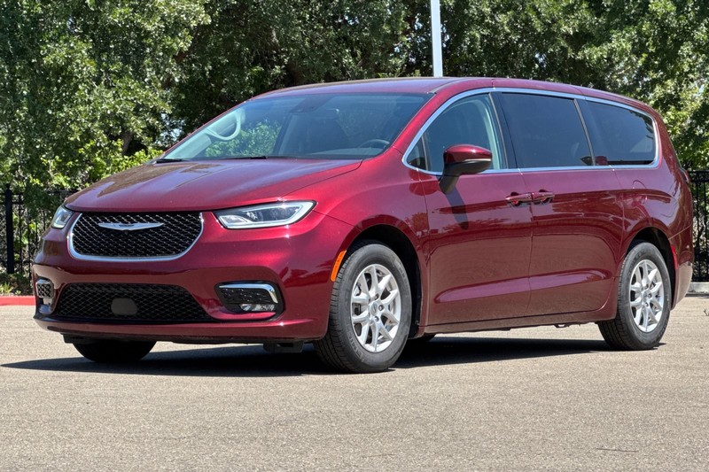 Chrysler Pacifica Vehicle Full-screen Gallery Image 08