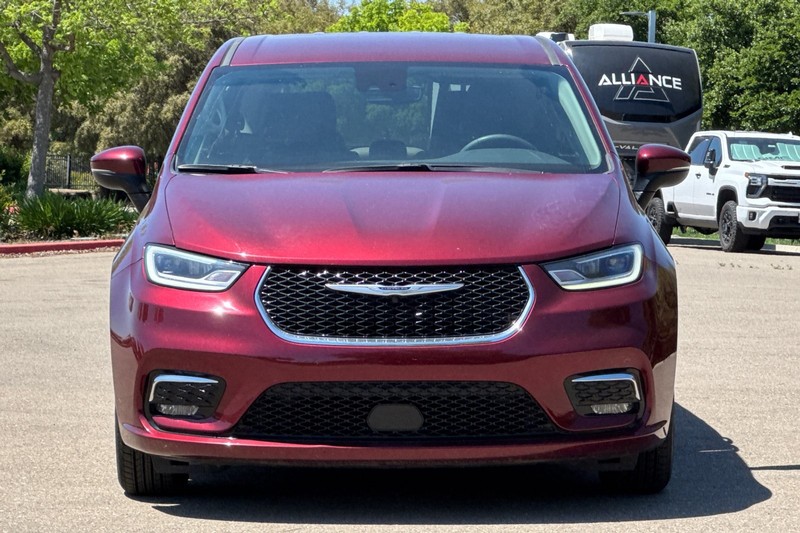 Chrysler Pacifica Vehicle Full-screen Gallery Image 09
