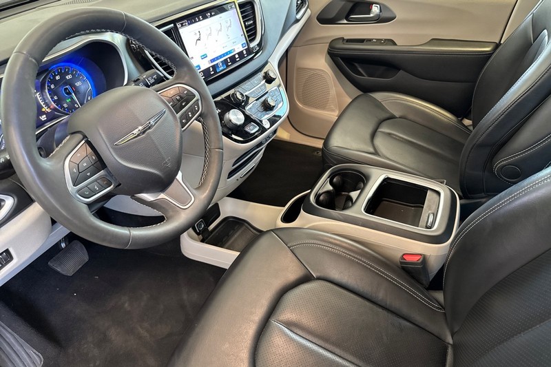 Chrysler Pacifica Vehicle Full-screen Gallery Image 10