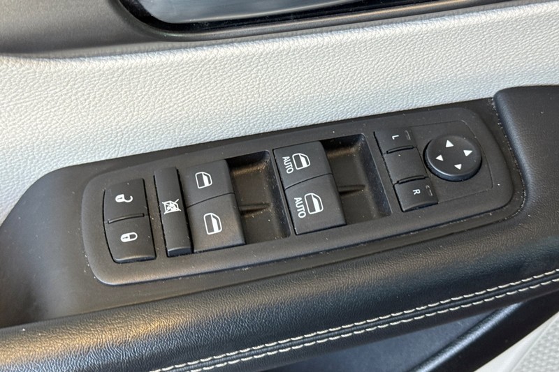 Chrysler Pacifica Vehicle Full-screen Gallery Image 12