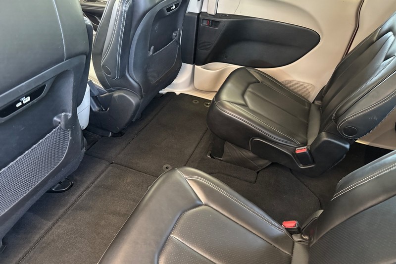 Chrysler Pacifica Vehicle Full-screen Gallery Image 14