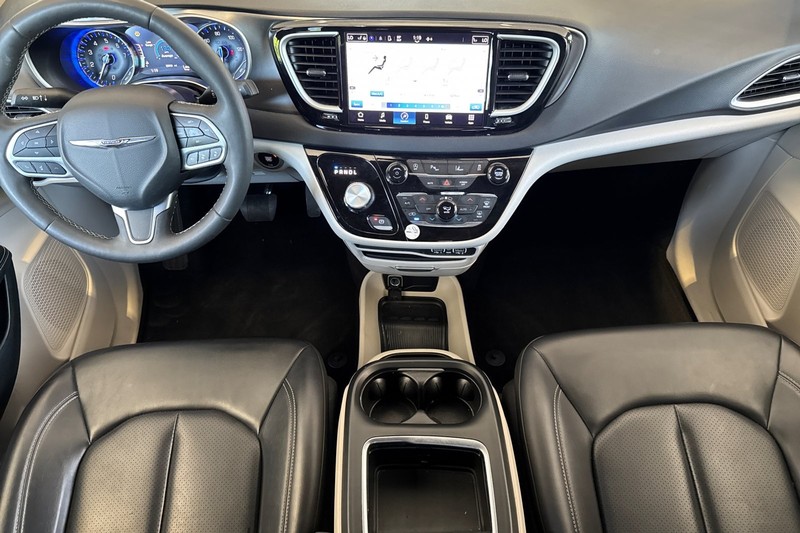 Chrysler Pacifica Vehicle Full-screen Gallery Image 15