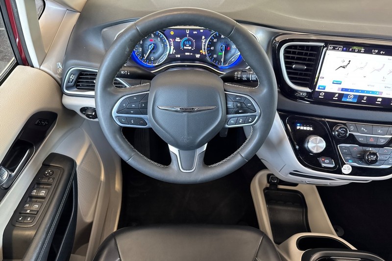 Chrysler Pacifica Vehicle Full-screen Gallery Image 16