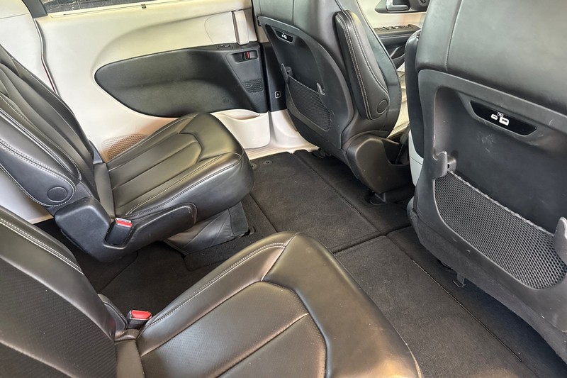 Chrysler Pacifica Vehicle Full-screen Gallery Image 18