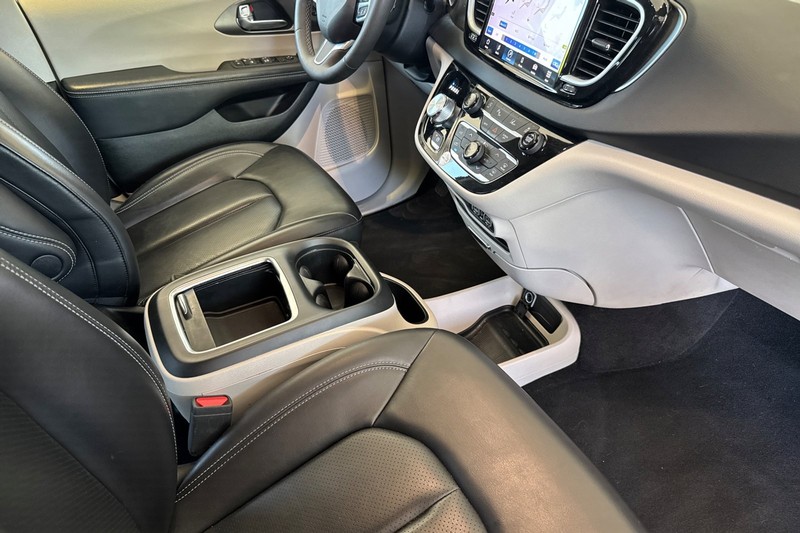Chrysler Pacifica Vehicle Full-screen Gallery Image 19