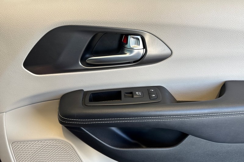 Chrysler Pacifica Vehicle Full-screen Gallery Image 21
