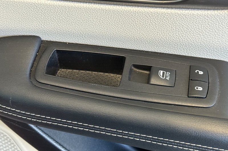 Chrysler Pacifica Vehicle Full-screen Gallery Image 22