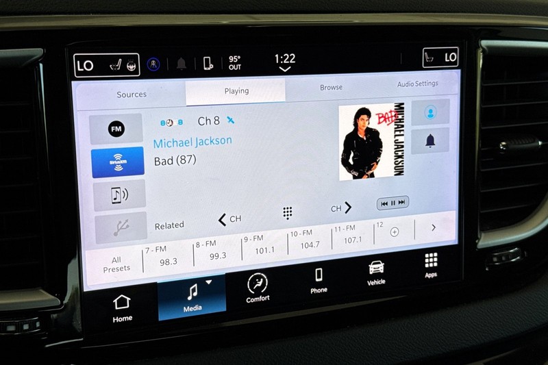 Chrysler Pacifica Vehicle Full-screen Gallery Image 26