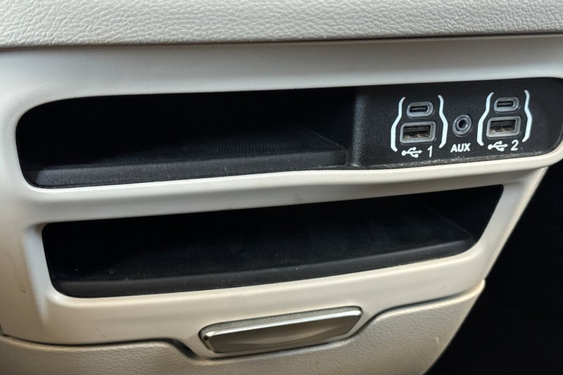 Chrysler Pacifica Vehicle Full-screen Gallery Image 31