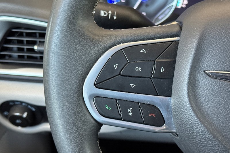 Chrysler Pacifica Vehicle Full-screen Gallery Image 36