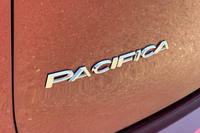 Chrysler Pacifica Vehicle Full-screen Gallery Image 48