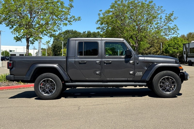 Jeep Gladiator Vehicle Full-screen Gallery Image 03