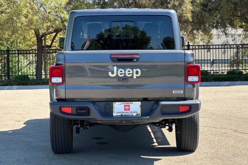 Jeep Gladiator Vehicle Full-screen Gallery Image 05