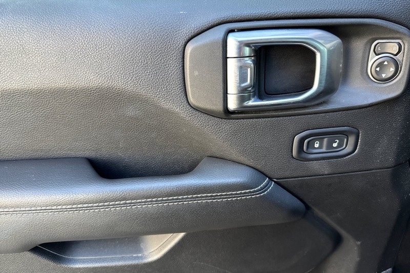 Jeep Gladiator Vehicle Full-screen Gallery Image 11