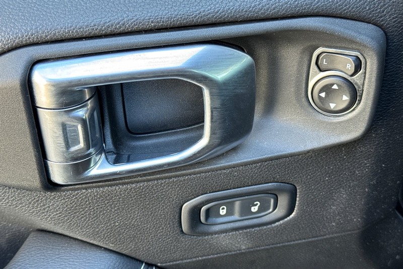Jeep Gladiator Vehicle Full-screen Gallery Image 12
