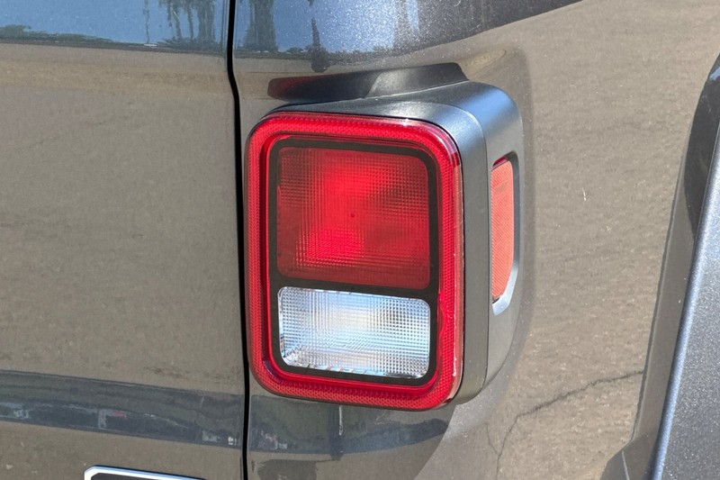 Jeep Gladiator Vehicle Full-screen Gallery Image 46