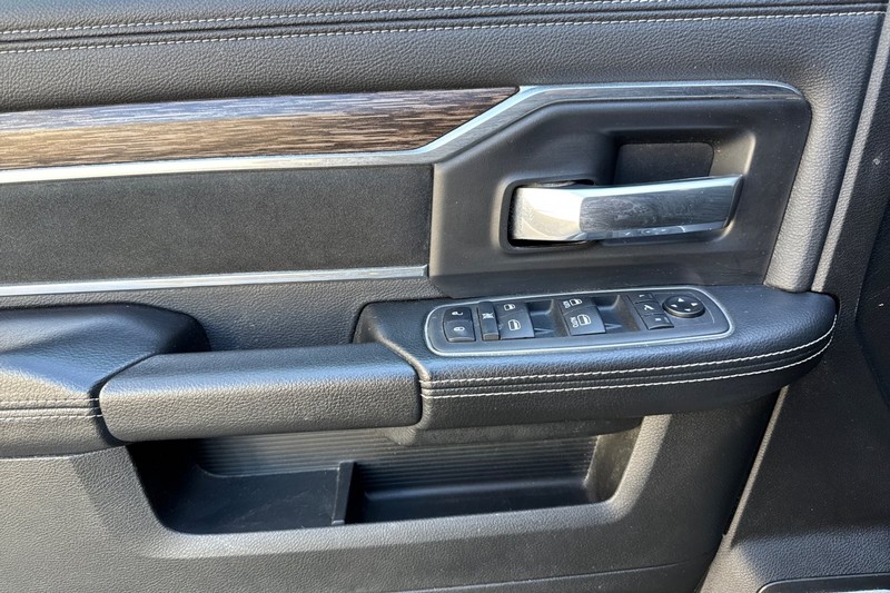 Ram 2500 Vehicle Full-screen Gallery Image 11