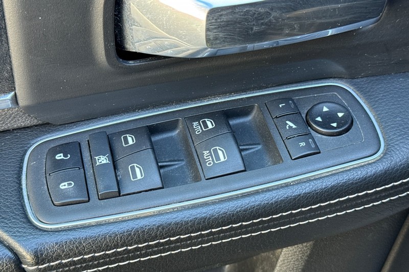 Ram 2500 Vehicle Full-screen Gallery Image 12