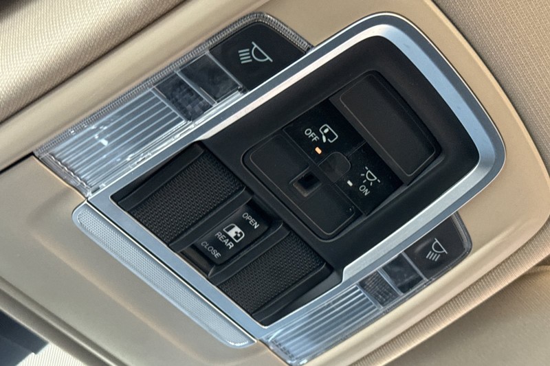 Ram 2500 Vehicle Full-screen Gallery Image 23