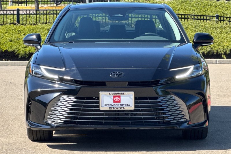 Toyota Camry Vehicle Full-screen Gallery Image 09