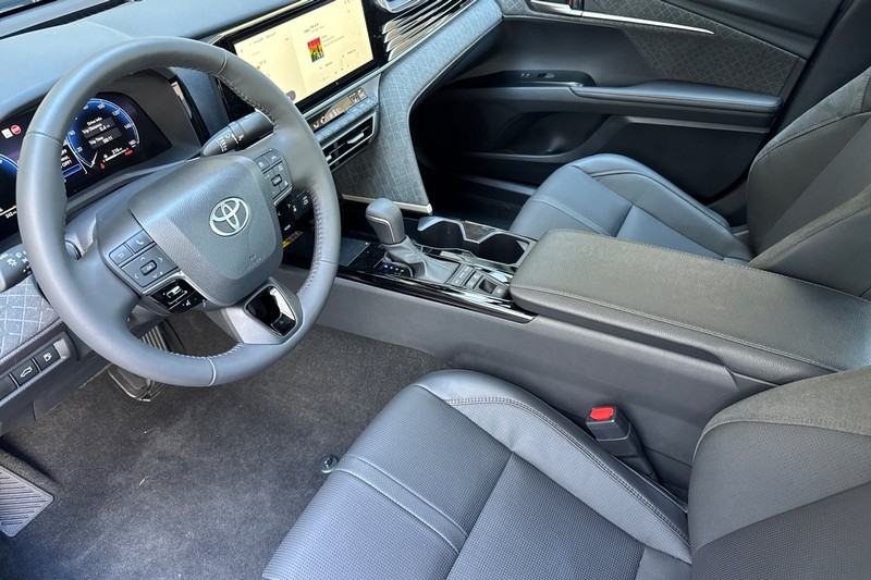 Toyota Camry Vehicle Full-screen Gallery Image 10
