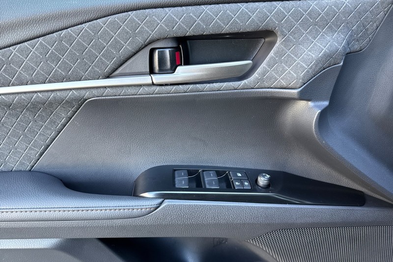Toyota Camry Vehicle Full-screen Gallery Image 11