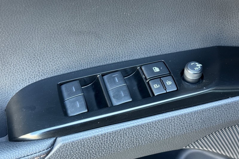 Toyota Camry Vehicle Full-screen Gallery Image 12