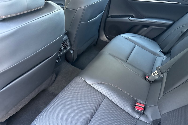 Toyota Camry Vehicle Full-screen Gallery Image 14