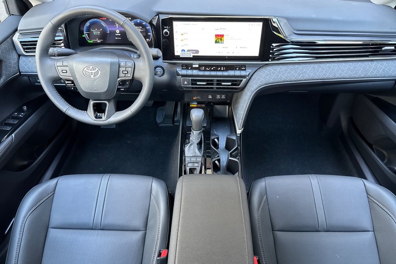 Toyota Camry Vehicle Full-screen Gallery Image 15