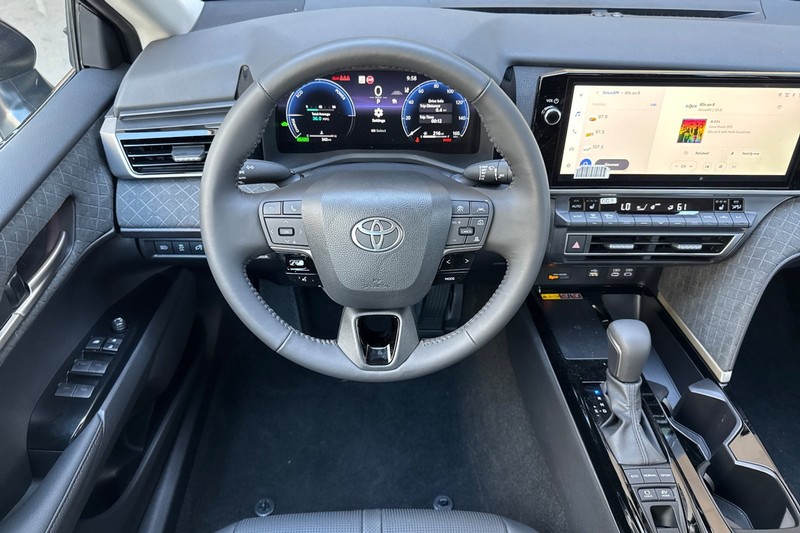 Toyota Camry Vehicle Full-screen Gallery Image 16